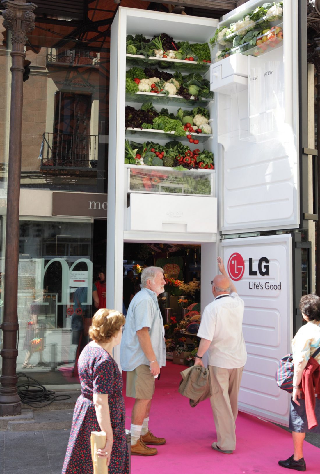 The store front’s entrance is modified to resemble a giant version of LG’s refrigerator, to the amazement of passersby.