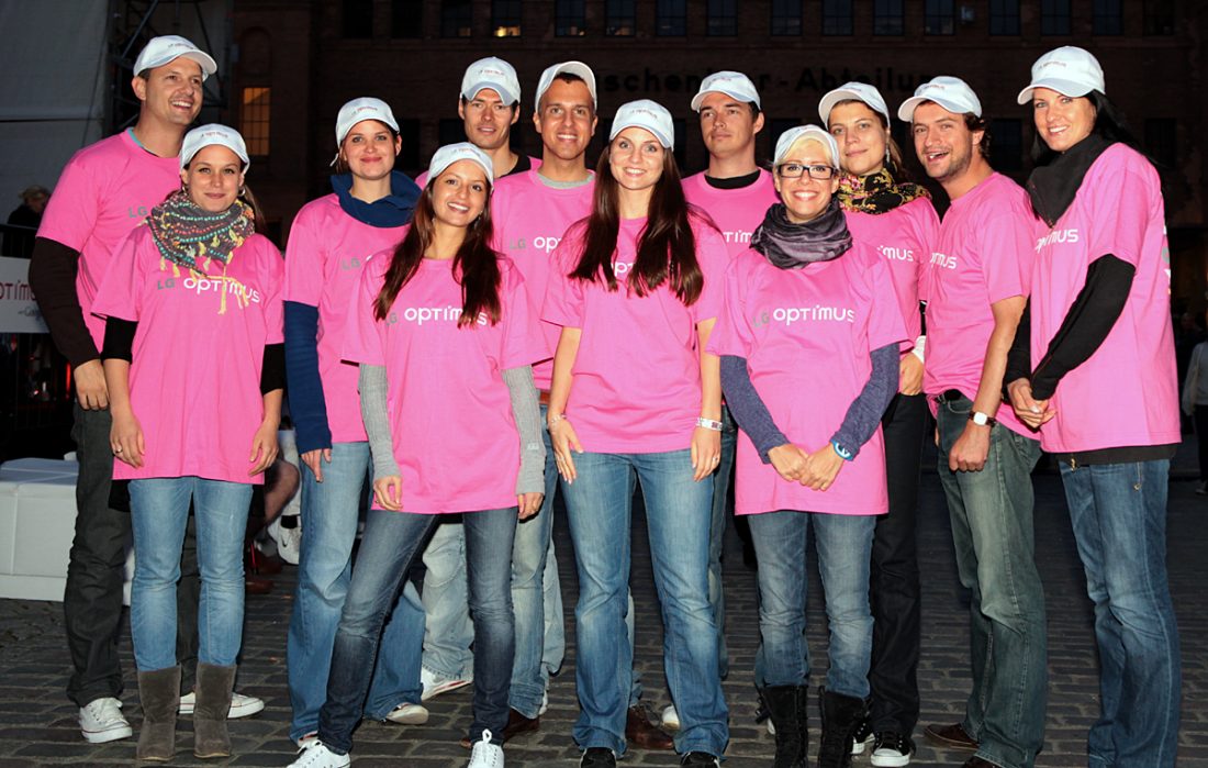 A group photo of men and women wearing LG Optimus T-shirts at the LG Optimus One event in Kulturbrauerei, Berlin.