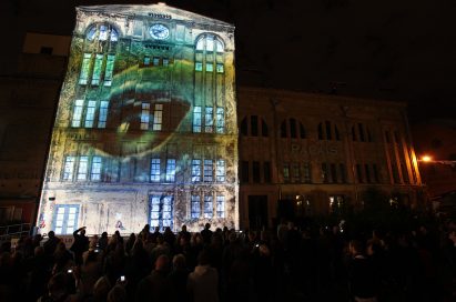 A clear image of an animal’s eye is projected onto the façade in Kulturbrauerei while spectators watch on in amazement.