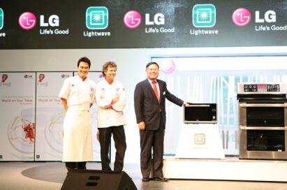 Young-ha Lee, President and CEO of LG Electronics Home Appliance Company, stands at the front of the stage with two participating chefs while showing off LG’s innovative kitchen appliances.