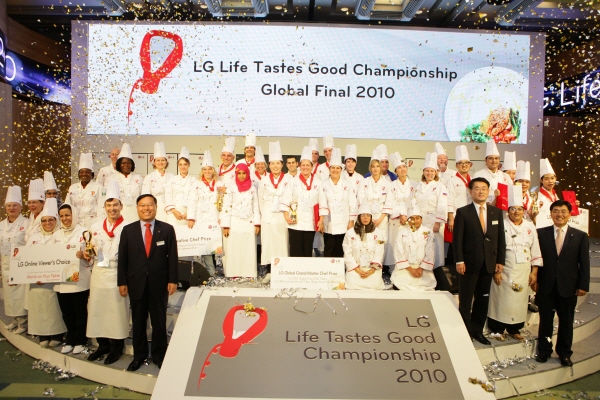 To conclude the event, LG executives pose for a group photo with the 40 participating chefs from around the world.