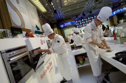 Chefs in LG’s makeshift kitchen prepare culinary delights for attendees using LG’s innovative cooking appliances.