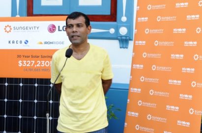 The president of the Maldives, Mohamed Nasheed, makes a speech at the Mulee Aage Palace to commemorate the installation of LG solar panels.