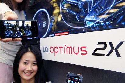 Two models pose with three LG Optimus 2X smartphones next to an LG TV showcasing the phone’s gaming potential.