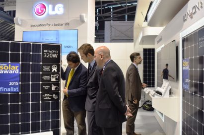 People surround and discuss the LG NeON™ 2 at LG’s Intersolar Europe booth.