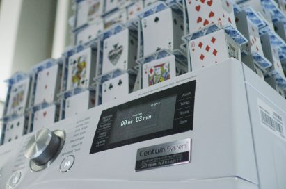 HOUSE OF CARDS BUILT ON RUNNING LG  WASHING MACHINE BREAKS GUINNESS RECORD