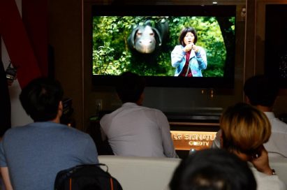 Viewers watching the Netflix series Okja on LG’s 2017 model SIGNATURE OLED TV W