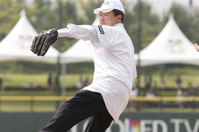 LG Corp. vice chairman Koo Bon-joo throwing out the ceremonial first pitch at the opening game of LG CUP 2017