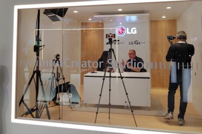 Two reporters shoot the video that discusses the new technologies of LG’s new smartphones in LG Creator’s Studio.