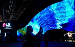 CES SPECTATORS MESMERIZED YET AGAIN WITH LG’S SPECTACULAR OLED ‘WAVE’ AND ‘FOUNTAIN’ EXHIBITIONS